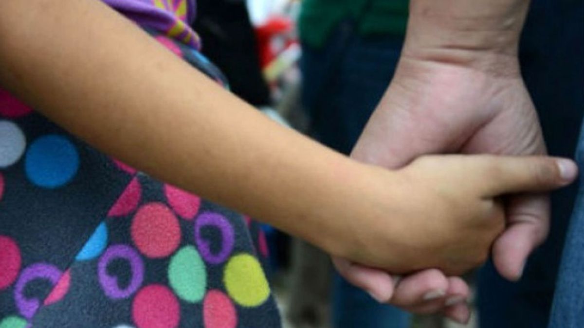 Una niña es obligada a vivir con su padre, acusado de abusar sexualmente de ella