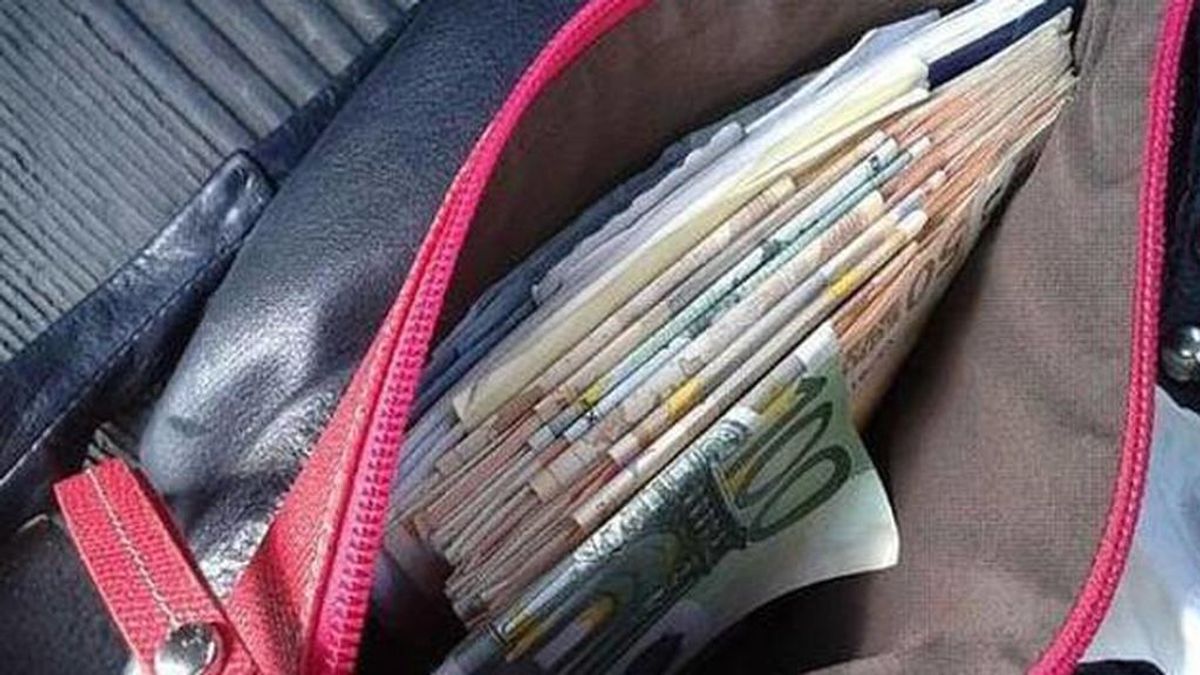 El dinero 'vuela': apoya el bolso en el capó del coche y salen despedidos los 800€ que llevaba