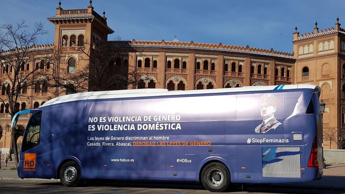 HazteOir fleta un autobús con la cara de Hitler y el mensaje #StopFeminazis