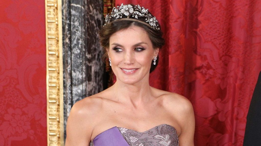 Cómo hacerte el recogido de inspiración griega de la reina Letizia, en x sencillos pasos