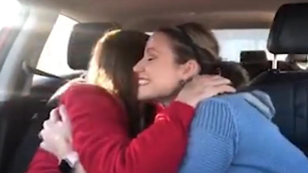 Una mujer con demencia abraza a su hija tras recordar que es su madre