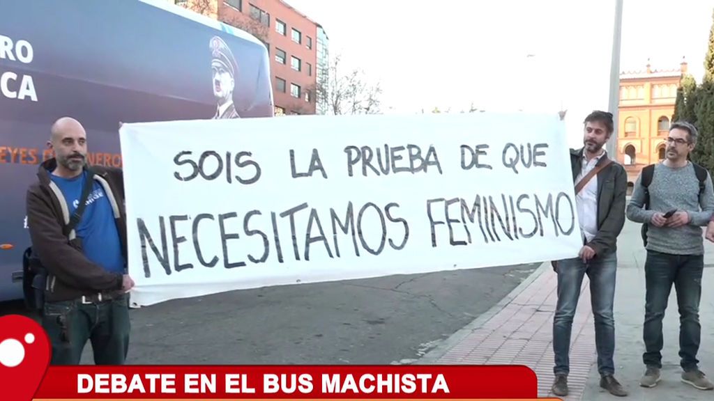 Un grupo de hombres defiende el feminismo frente al autobús de 'stop feminazis'