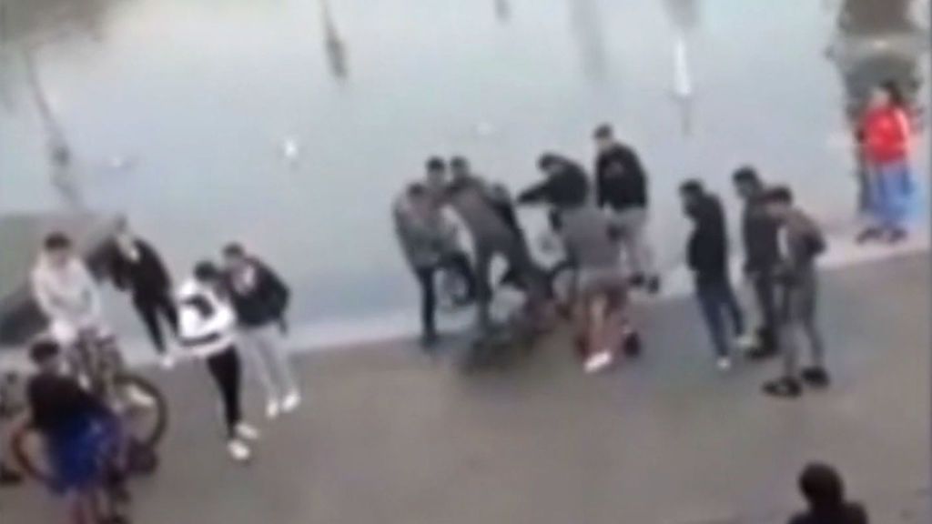 Un grupo de adolescentes le pega una paliza a otro en Reino Unido