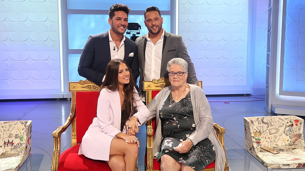 Foto de familia tras acabar el programa: novio, novia, abuela y hermano del novio