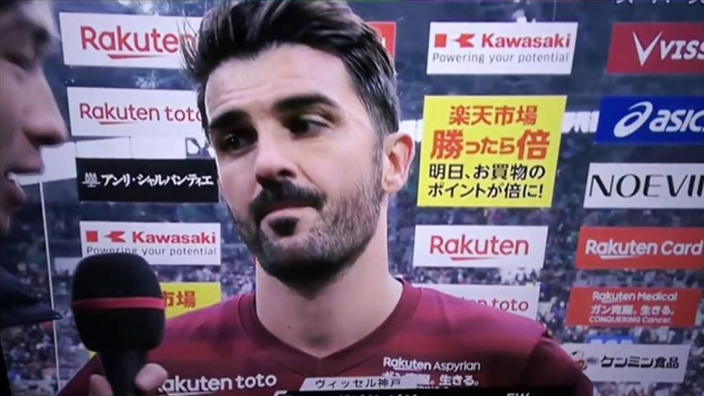 Las caras de circunstancia de Villa durante una entrevista en japonés