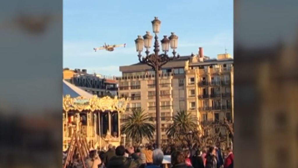 Un hidroavión 'sorprende' a los ciudadanos de San Sebastián en su aterrizaje para coger agua