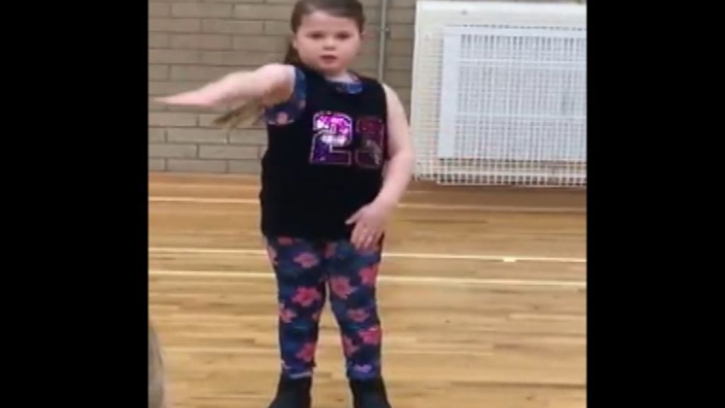 Una niña de 7 años interpreta la canción 'This is Me' del 'Gran Showman' en lengua de signos