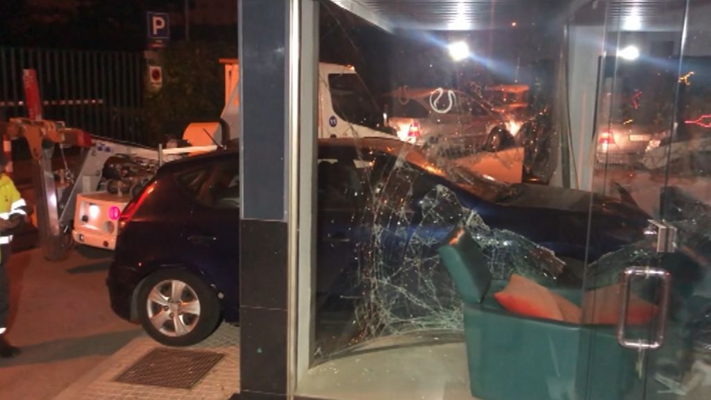Un conductor novel se estrella contra dos locales en Mallorca tras septuplicar la tasa de alcohol