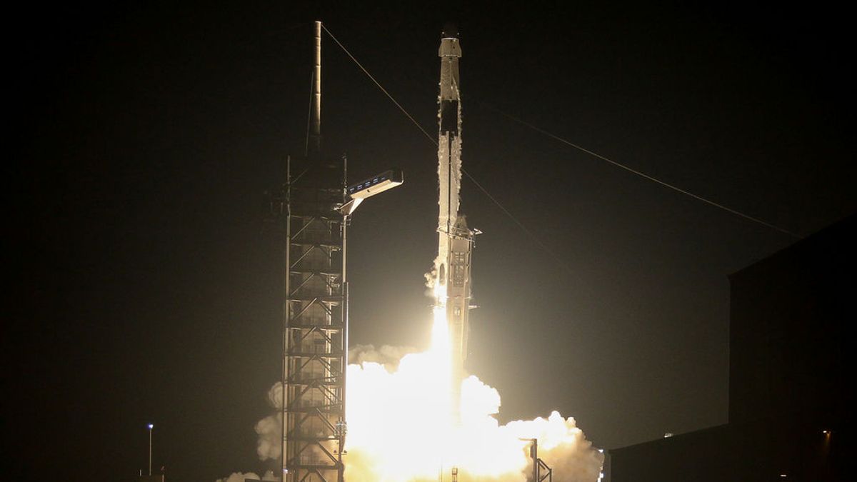 Atraca en la Estación Espacial Internacional la nave turística de Elon Musk