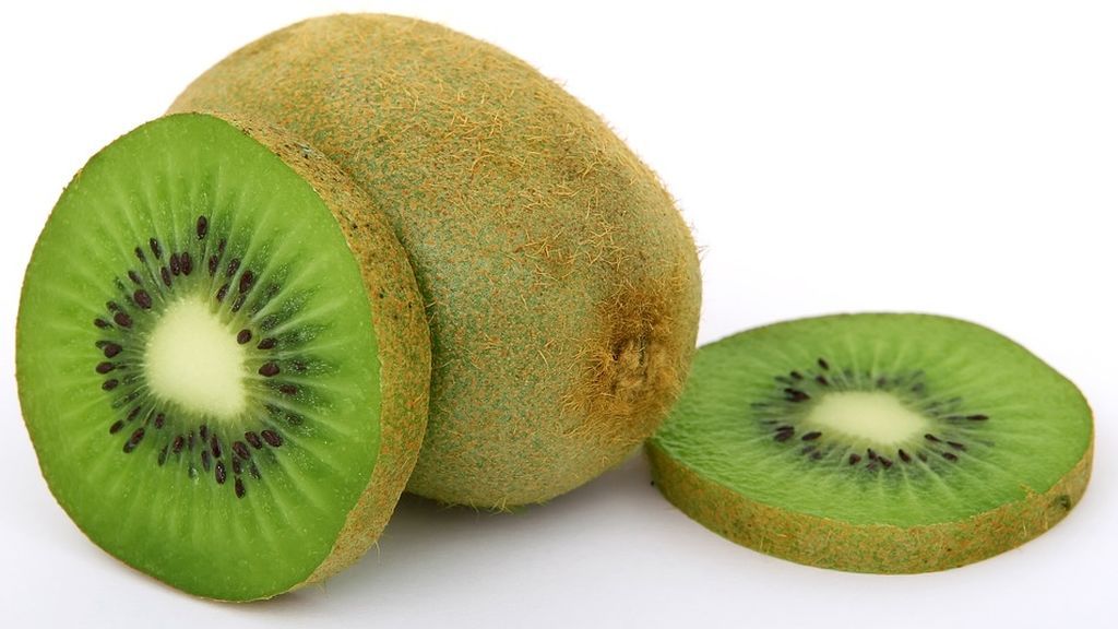 Cinco beneficios que aporta a tu salud comer kiwi