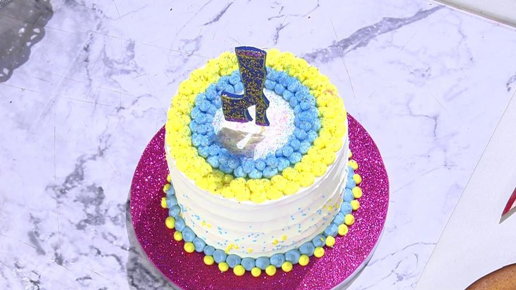 Jessica Déniz y su tarta ‘drag queen’, ganadoras del reto ‘Bake Off’ en ‘Viva la vida’