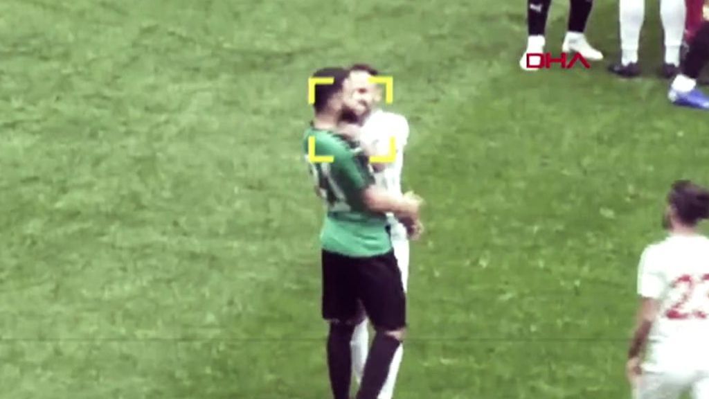 Un jugador de la segunda división de la liga turca salta al terreno de juego cuchilla en mano