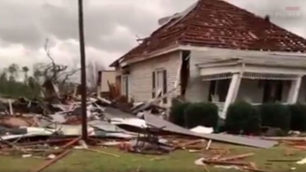 Alabama, arrasada por una decena de tornados: Los muertos superan la veintena