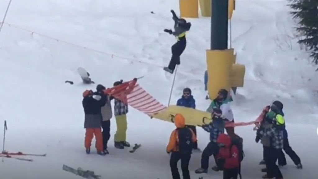 El angustioso rescate a un niño esquiador tras quedarse colgando en un telesilla