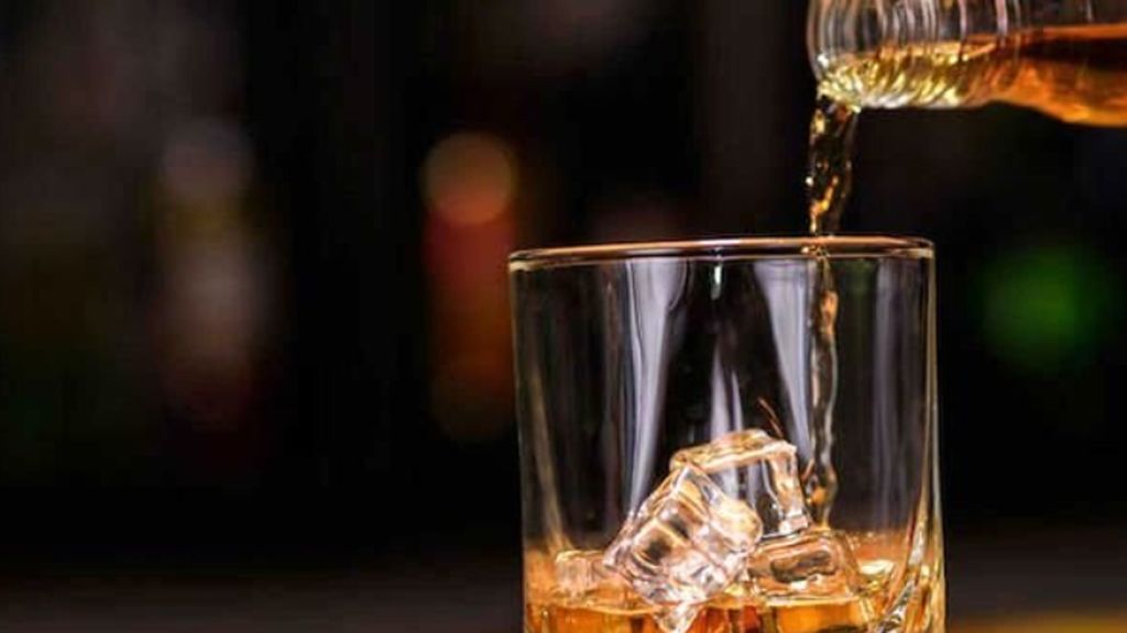 El dinero que se esconde tras la barra del bar: lo que beben los españoles y lo que genera