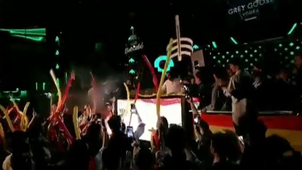 Así fue la polémica fiesta de Vox con Santiago Abascal pinchando el himno de España