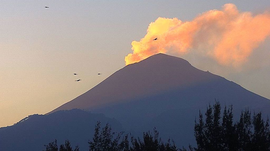 El volcán Popocatépetl aumenta su actividad y las explosiones de lava avisan que podría entrar en erupción