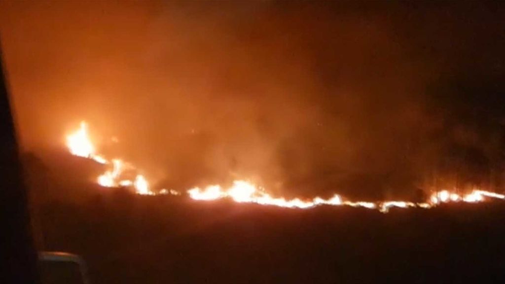 Las llamas rodean las casa de los vecinos de Muskiz en Vizcaya