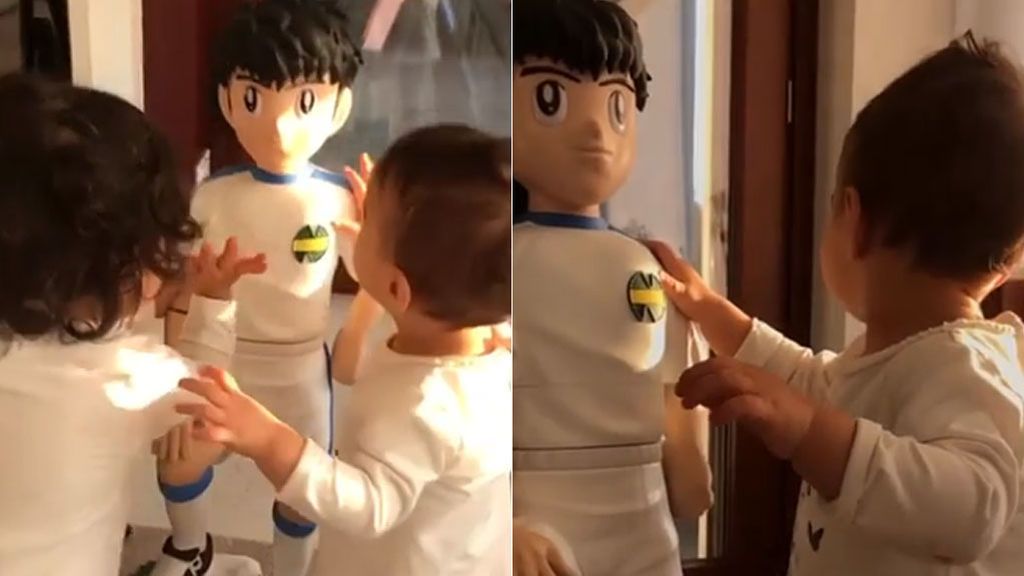 El divertido momento de las hijas de Cristiano Ronaldo al 'conocer' a Oliver Atom El divertido momento de las hijas de Cristiano Ronaldo al 'conocer' a Oliver Atom