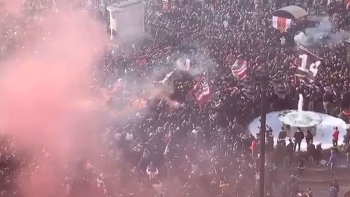 Los ultras del Ajax 'toman' la Puerta del Sol antes del partido de Champions ante el Madrid