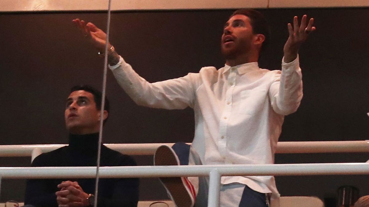 Sergio Ramos graba un documental en el palco durante el bochorno del Real Madrid en la Champions Sergio Ramos graba un documental en el palco durante el bochorno del Real Madrid en la Champions
