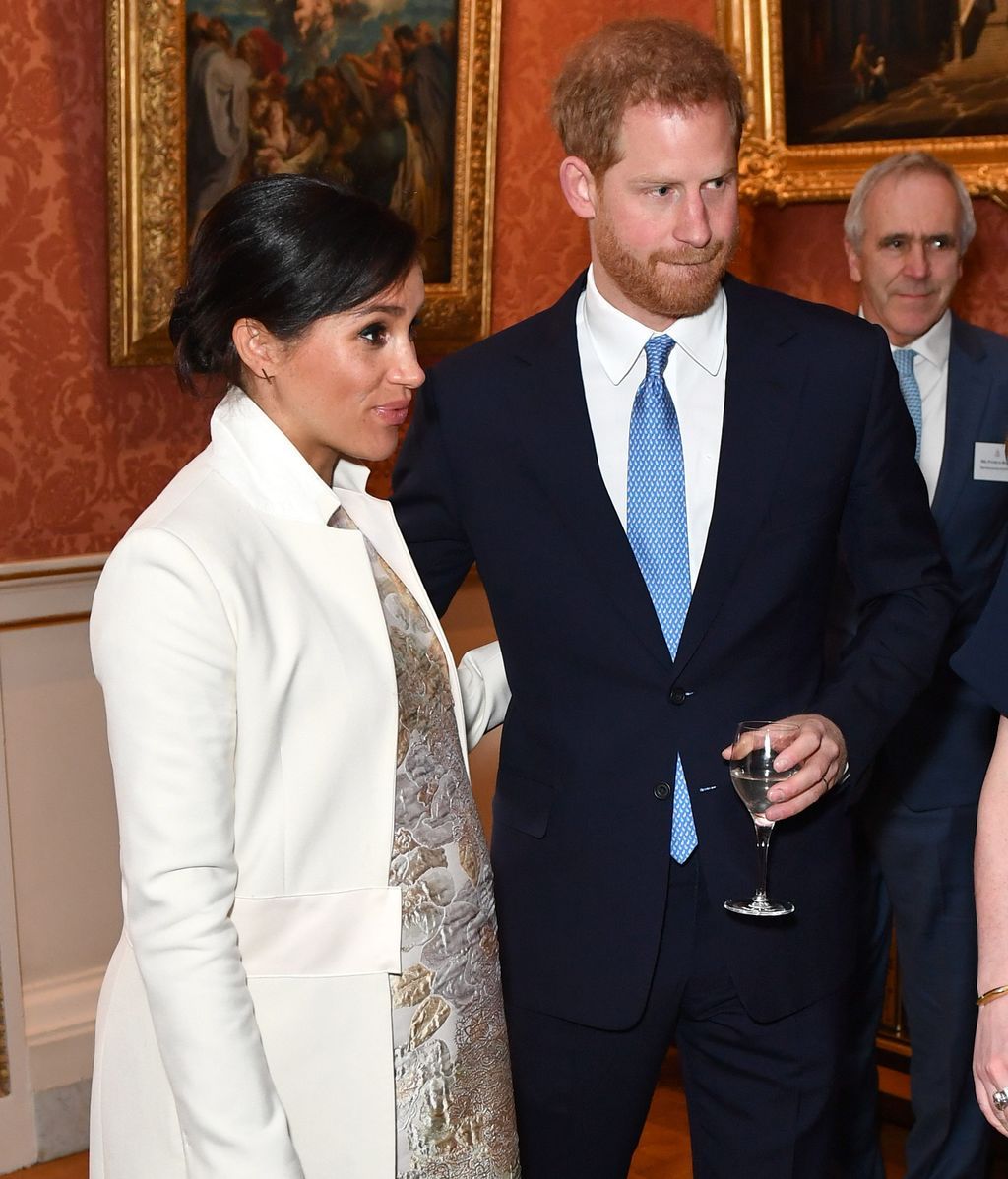 Lo ha hecho con un vestido dorado de corte midi y estampado brocado de flores