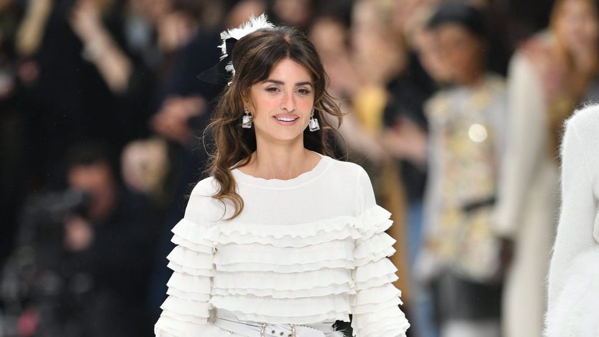 Penélope Cruz cierra con broche de oro el desfile de Chanel en homenaje a Karl Lagerfeld