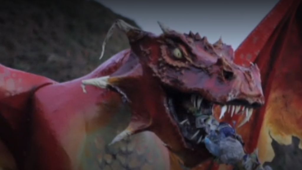 Greenpeace instala un dragón que escupe basura en San Juan de Gaztelugatxe, escenario de Juego de Tronos