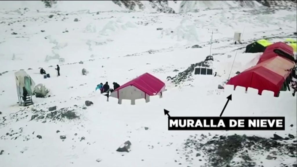 Álex Txikon interrumpe su ascenso a 'La Montaña Salvaje' para colaborar en la búsqueda de dos alpinistas desaparecidos