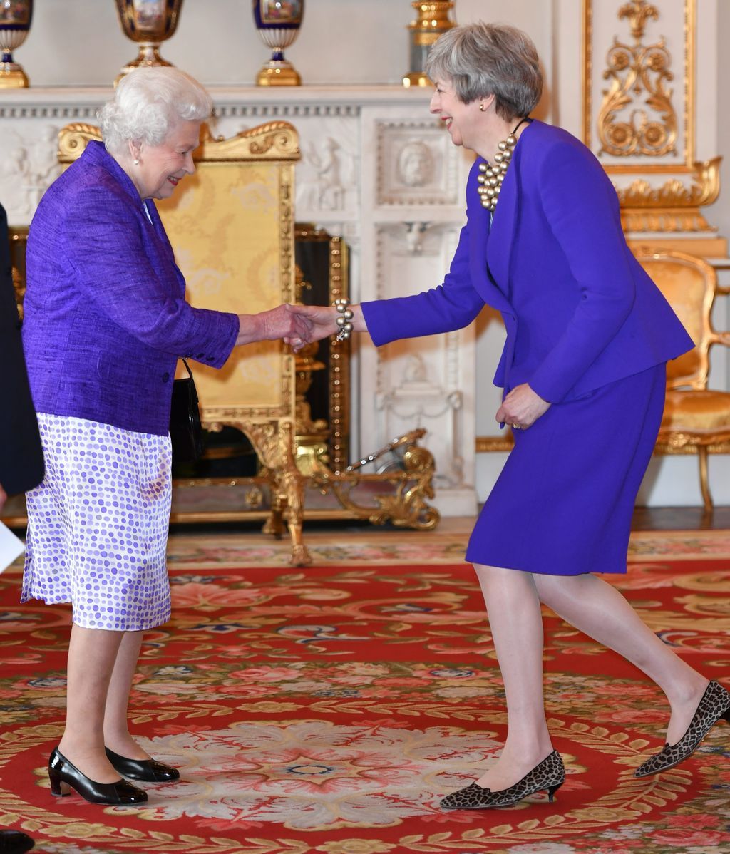 Theresa May e Isabel II, sin embargo, coincidieron en el 'total purple'