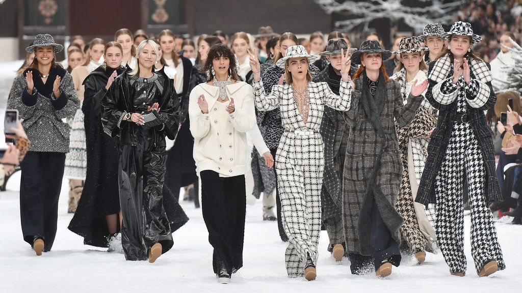 El desfile póstumo de Chanel en honor a Karl Lagerfeld, en fotos