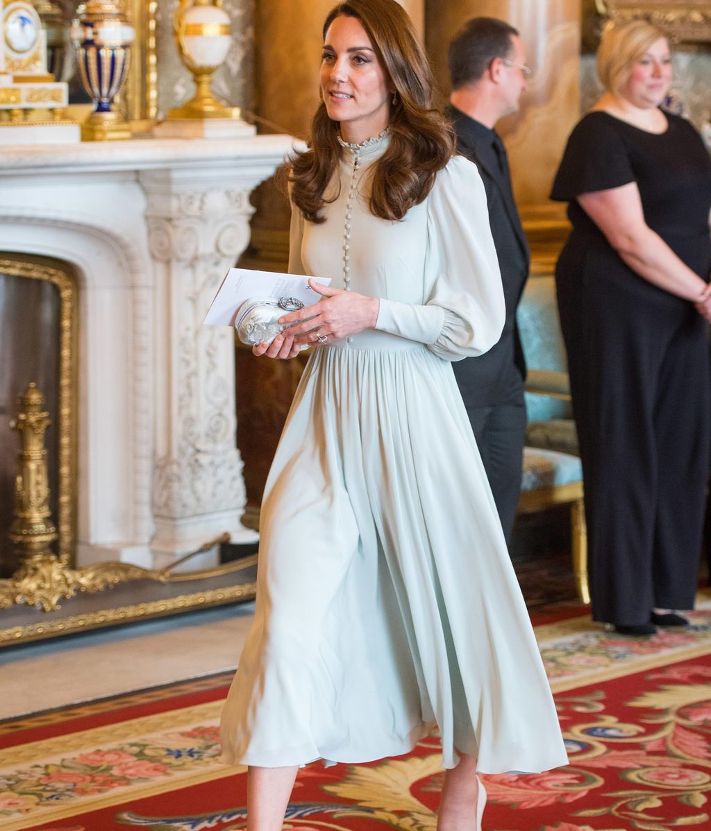 Kate Middleton ha elegido un vestido largo con vuelo y en verde claro