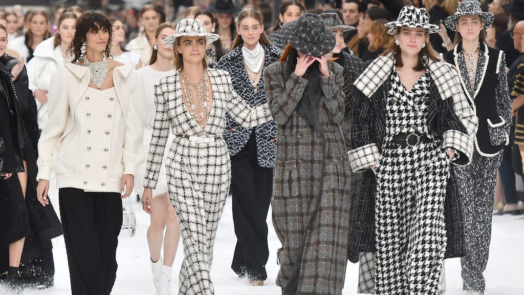 Lágrimas de emoción y 'Heroes' de David Bowie, en el cierre del desfile