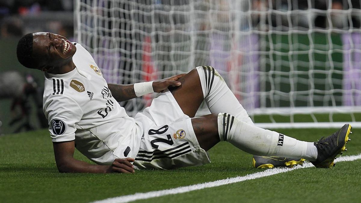 Vinicius se lesiona ante el Ajax y llora desconsolado en el Bernabéu Vinicius se lesiona ante el Ajax y llora desconsolado en el Bernabéu