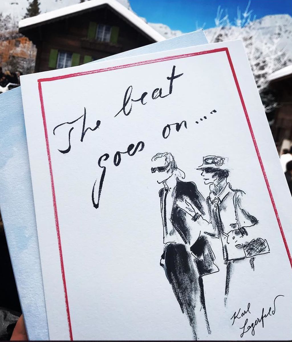 En la invitación, una ilustración de Karl Lagerfeld y Coco Chanel y una frase: "El ritmo continúa"