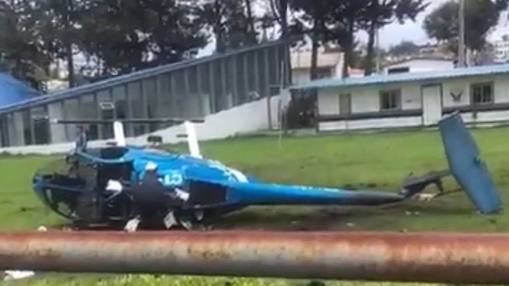 Se estrella un helicóptero de la Policía Nacional de Ecuador en un concurrido parque de Quito