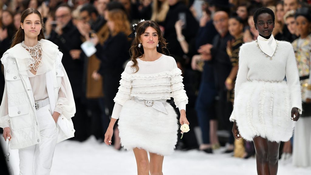 El desfile póstumo de Chanel en honor a Karl Lagerfeld, en fotos