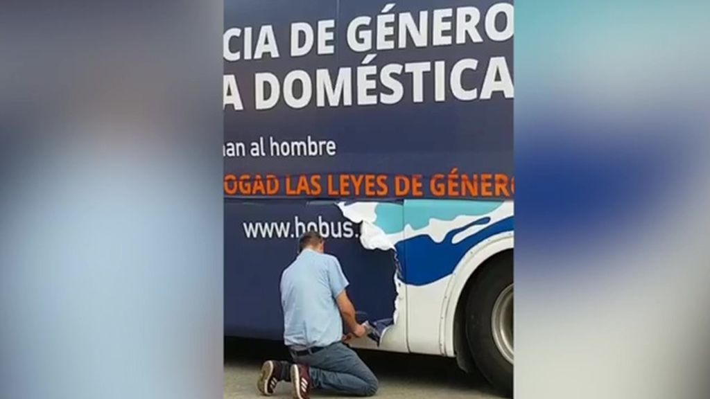 La policía valenciana retira los vinilos del autobús de Hazte Oir