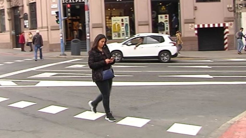 Cruzar la calle con el móvil aumenta un 40 por ciento los riesgos de atropello