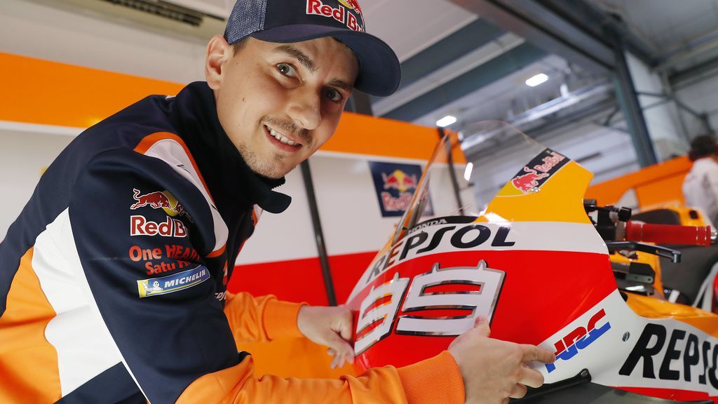 Jorge Lorenzo se mimetiza con el GP de Qatar y sorprende con su nuevo 'look'