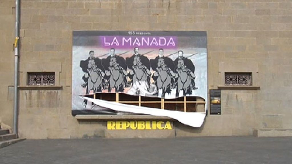 El cartel de 'La Manada' en el Ayuntamiento de Olot aparece rajado