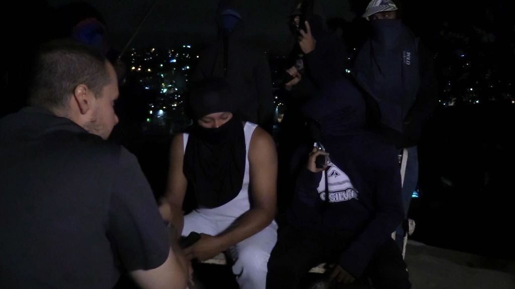 Pampliega revive el pánico de su secuestro durante su entrevista a una banda armada