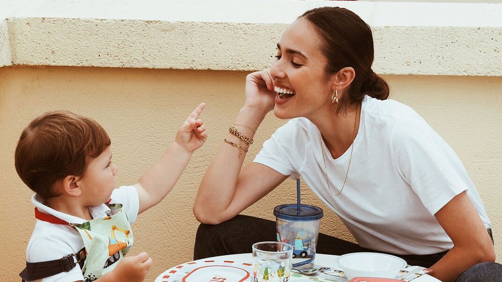 Ana Moya explica por qué no le parece mal publicar fotos con su hijo en Instagram