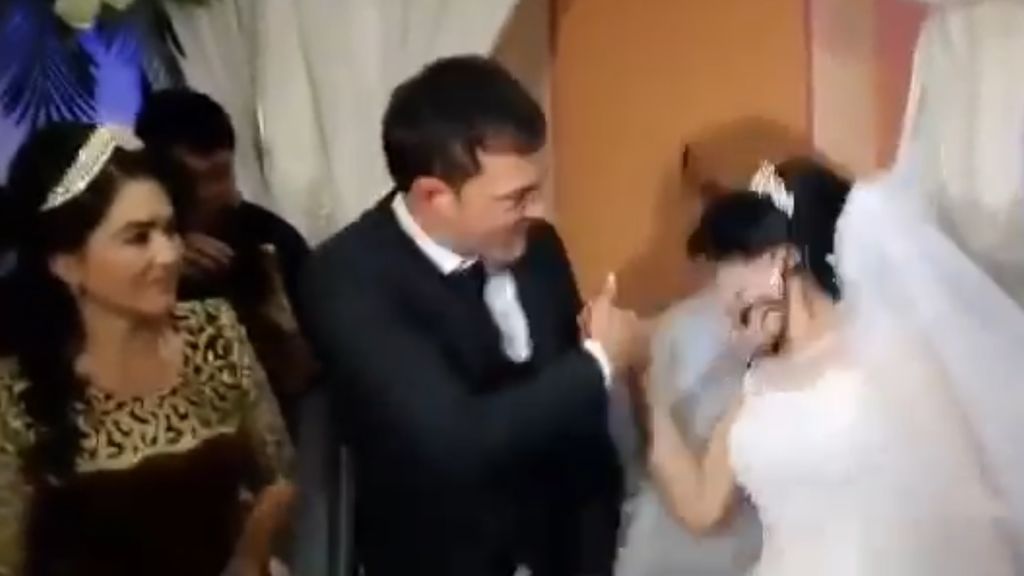 Un hombre golpea a su esposa en plena boda por no darle tarta