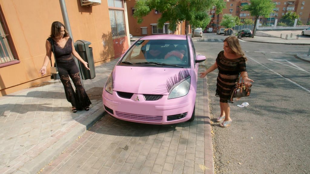 Ojo al coche de Raquel porque no tiene desperdicio: pestañas, volante peludo y mucho rosa