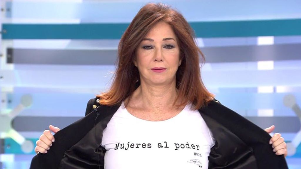 Ana Rosa Quintana muestra su camiseta en un acto reivindicativo: “Mujeres al poder”