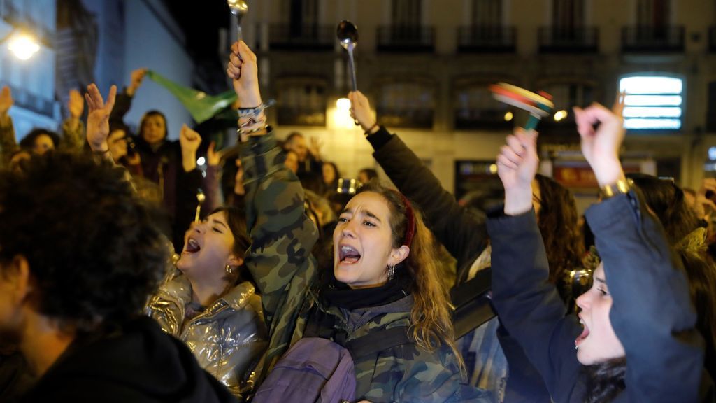 Una gran cacerolada, pistoletazo de salida de los actos en el Día Internacional de la Mujer