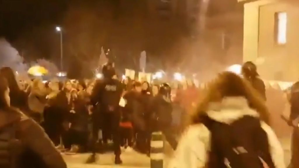 Tensión en Manresa en el 8M: los Mossos cargan contra manifestantes que les tiraron pintura y huevos