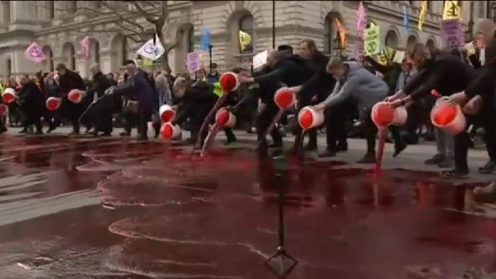 Derraman cubos de sangre falsa en Downing Street para protestar por el cambio climático