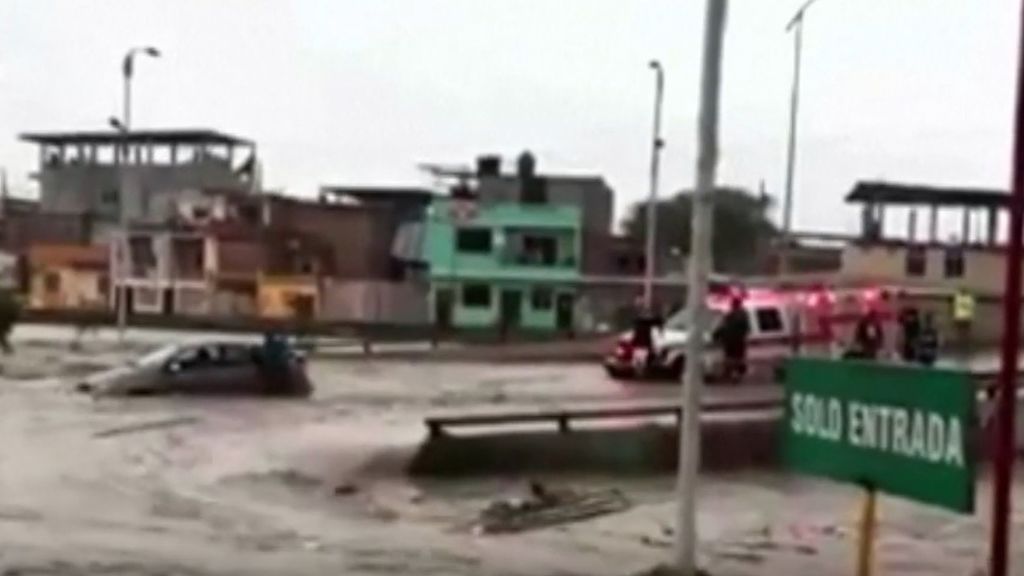 Las fuertes lluvias provocan corrientes que arrastran tráilers en Ecuador